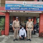 राजपुर क्षेत्र में खतरनाक नस्ल के कुत्तों द्वारा बुजुर्ग महिला पर हमला किये जाने की घटना में पुलिस द्वारा कुत्तों के मालिक को लिया हिरासत मे, की जा रही वैधानिक कार्यवाही