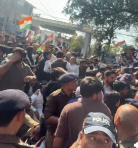 सड़कों पर कांग्रेसियों का रेला