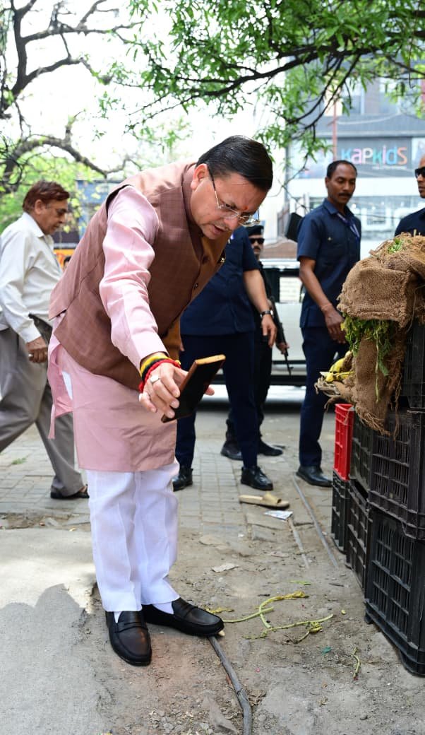 जन शिकायत की पड़ताल करने मौके पर पहुंचे सीएम, वीडियो कॉल के जरिए अधिकारियों को दिखाई स्थिति