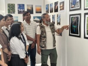 राजू पुशोला की ‘बर्ड्स ऑफ उत्तराखंड‘ प्रदर्शनी को देख छात्र अभिभूत