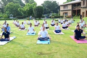 सीएम ने कर्मचारियों संग किया योगाभ्यास