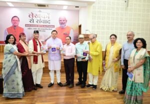 मुख्यमंत्री ने मुख्य सेवक सदन में लेखकों एवं साहित्यकारों से किया  संवाद*