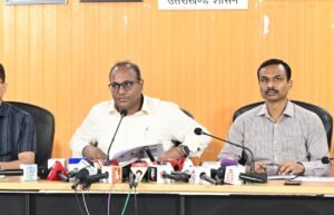 *उत्तराखण्ड में एसआईआर के बाद मतदाता सूची का प्रकाशन*  अंतिम मतदाता सूची में 7158949 मतदाता शामिल  नए मतदाताओं को सूची में शामिल करने के लिए चलेगा विशेष अभियान  8 जून से उत्तराखण्ड में हुई थी एसआईआर की शुरुआत  14 जुलाई को किया गया था ड्राफ्ट मतदाता सूची का प्रकाशन  देहरादून। भारत निर्वाचन आयोग के निर्देश पर उत्तराखण्ड राज्य में 1 जुलाई 2026 की अर्हता तिथि के आधार पर मतदाता सूची का विशेष गहन पुनरीक्षण अभियान संपादित किया गया। उत्तराखण्ड में इस 8 जून 2026 से विशेष गहन पुनरीक्षण अभियान की शुरुआत हुई जिसके बाद 14 जुलाई 2026 को प्रदेश में ड्राफ्ट मतदाता सूची का प्रकाशन किया गया। दावे आपत्तियों के निस्तारण के बाद शनिवार, 03 अक्टूबर 2026 को मतदाता सूची का अंतिम प्रकाशन कर दिया गया है।  प्रदेश में मतदाता सूची का विशेष गहन पुनरीक्षण अभियान शुरु होने के दिन दिनांक 8 जून 2026 को प्रदेश में 7960762 मतदाता शामिल थे। गणना फार्म वितरण एवं संकलन के बाद प्रदेश में 14 जुलाई 2026 को ड्राफ्ट मतदाता सूची का प्रकाशन किया गया जिसमें 7133785 मतदाता मतदाता सूची में शामिल हुए।  आयोग द्वारा निर्धारित तिथि के अनुसार 14 जुलाई 2026 से 13 अगस्त 2026 तक मतदाताओं को दावे एवं आपत्ति दर्ज कराने का समय दिया गया। इसी क्रम में 13 अगस्त 2026 से 28 सितंबर 2026 तक प्रदेश में दावे एवं आपत्तियों का निस्तारण किया गया। दावे आपत्तियों के निस्तारण के बाद शनिवार, 03 अक्टूबर 2026 को मतदाता सूची का अंतिम प्रकाशन किया गया जिसमें 7158949 मतदाता सूची में शामिल हैं। वर्तमान में प्रदेश में कुल मतदेय स्थलों की संख्या 12543 है।  अंतिम मतदाता सूची में शामिल 7158949 मतदाताओं में (3421036 महिला, 3737701 पुरुष, 212 थर्ड जेंडर मतदाता) शामिल हैं। इसके साथ ही प्रदेश में 18-19 आयुवर्ग में 72656 मतदाता, एवं 80 वर्ष से अधिक आयुवर्ग के 122892 मतदाता शामिल हैं।  प्रदेश में विशेष गहन पुनरीक्षण अभियान के दावे आपत्तियों के निस्तारण के बाद मतदाता सूची के अंतिम प्रकाशन में कुल 129872 नए मतदाता शामिल किए गए हैं जबकि 104708 मतदाताओं को नियमानुसार सूची से विलोपित किया गया है।  मतदाता सूची के अंतिम प्रकाशन के बाद भारत निर्वाचन आयोग की वेबसाईट www.voter.eci.gov.in एवं मुख्य निर्वाचन अधिकारी की वेबसाईट www.ceo.uk.gov.in पर ऑनलाइन विजिट कर देखी जा सकती है। इसके साथ हीं डीईओ / ईआरओ कार्यालय एव बीएलओ से भी सूची प्राप्त की जा सकती है।  मतदाता सूची के अंतिम प्रकाशन के बाद ऐसे व्यक्ति जो किन्ही कारणवश मतदाता सूची में शामिल नहीं हो सके हैं वे सभी फार्म 6 भरकर ईसीआई नेट ऐप के माध्यम से ऑनलाइन एवं अपने बीएलओ के माध्यम से ऑफलाइन मोड में भी आवेदन कर सकते हैं। इसके लिए स्पेशल कैंप लगाए जाएंगे और बीएलओ को घर-घर जाकर जानकारी लेने का निर्देश दिया गया है।  1- बीएलओ वर्तमान मतदाता सूची का प्री-एसआईआर से पहले की सूची से मिलान करेंगे। वे ऐसे वोटरों की पहचान करेंगे जिनके नाम एसआईआर से पहले की सूची में शामिल थे, लेकिन मौजूदा सूची में नहीं हैं, और ऐसे वोटरों की एक लिस्ट तैयार करेंगे।  2- बीएलओ चिन्हित मतदाताओं के घर-घर जाकर उनकी मौजूदा स्थिति का पता लगाएंगे और जो लोग योग्य पाए जाएंगे, उनका नाम वोटर लिस्ट में शामिल करने के लिए फॉर्म 6 भरवाने में मदद करेंगे।  3- बीएलओ घर-घर जाने के दौरान यह भी सुनिश्चित करेंगे कि जो मतदाता छूट गए हैं, पहली बार मतदान देने वाले हैं या युवा मतदाता हैं, उनके लिए फॉर्म 6 भरा जाए।  4- बीएलओ इस सूची को मान्यता प्राप्त राजनैतिक दलों के बूथ लेवल एजेंट्स के साथ साझा करेंगे।  5- इस प्रक्रिया के आखिर चरण में ईआरओ बूथवार सूची को राजनैतिक दलों के प्रतिनिधियों के साथ भी साझा करेंगे, ताकि उन्हें छूटे हुए मतदाताओं का नाम सूची में शामिल करवाने का एक और अवसर मिल सके।  6- इसके साथ ही, मतदाता सूची में नाम शामिल करवाने हेतु आवेदन जमा करने में आसानी हो इसके लिए बूथ लेवल कैंप भी लगाए जाएंगे। नाइट शेल्टर, लेबर कॉलोनी में रहने वाले लोगों के साथ-साथ बेघर और हाशिए पर रहने वाले लोगों के नाम सूची में शामिल करने के लिए विशेष कैंप भी लगाए जाएंगें